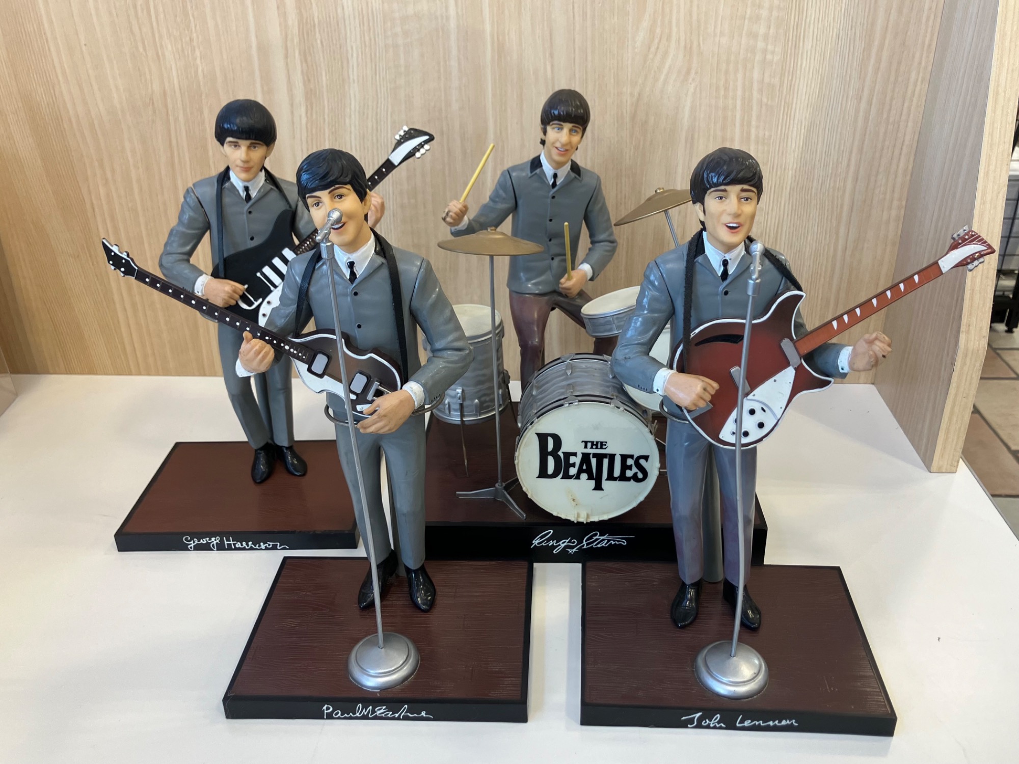 HAMILTON からThe Beatles(ビートルズ)のフィギュアセットのご紹介です