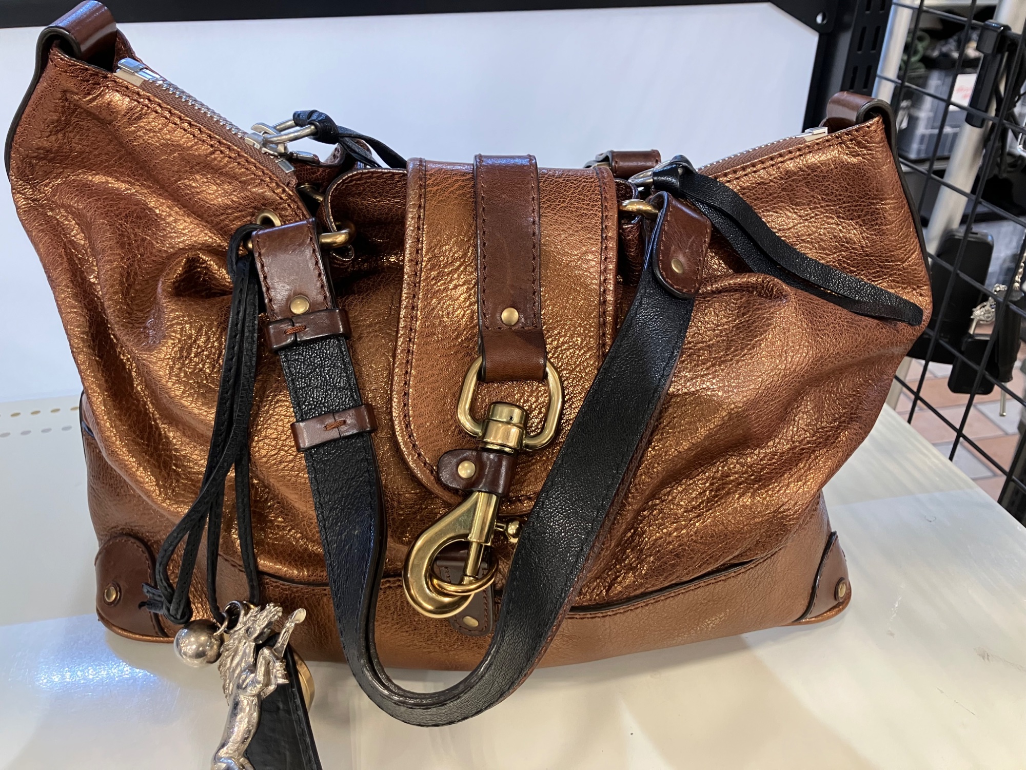 Chloe ケララ ブラウンレザー ショルダーバッグ チャーム付き Chloe / クロエ】ケララ トートバッグ｜落ち着いたブラウンカラーが
