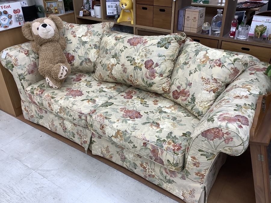 ROBERT MICHAEL（ロバートマイケル）の2人掛けソファーを入荷しました