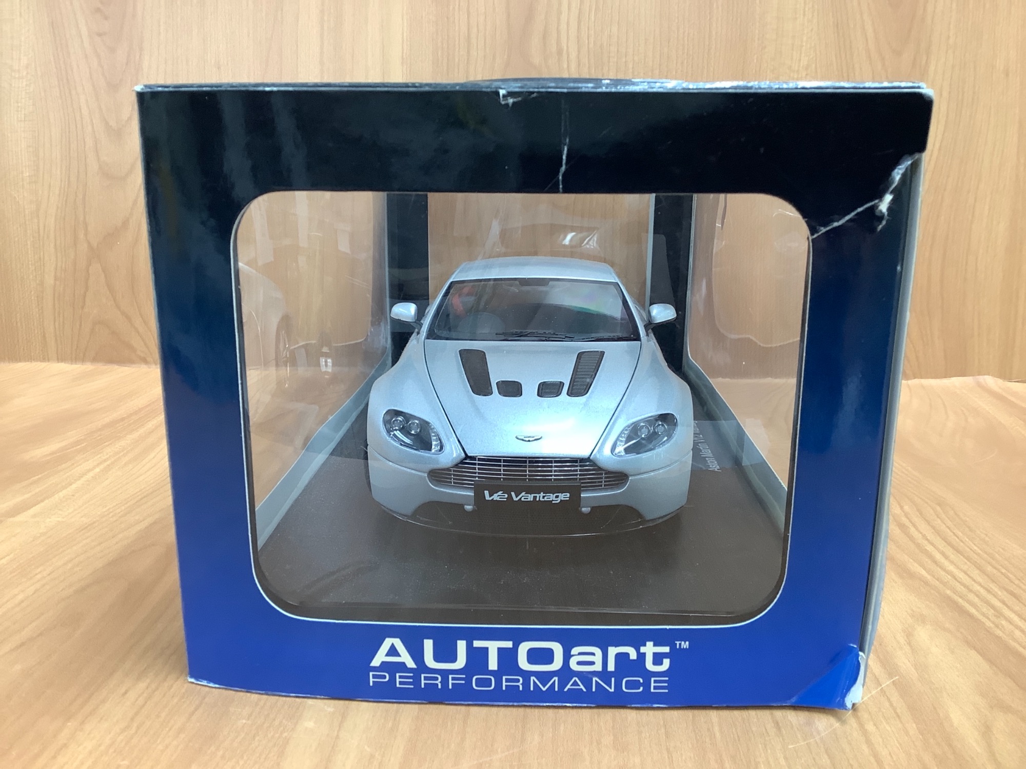 AUTOart（オートアート）Aston Martin V12 Vantage（アストン