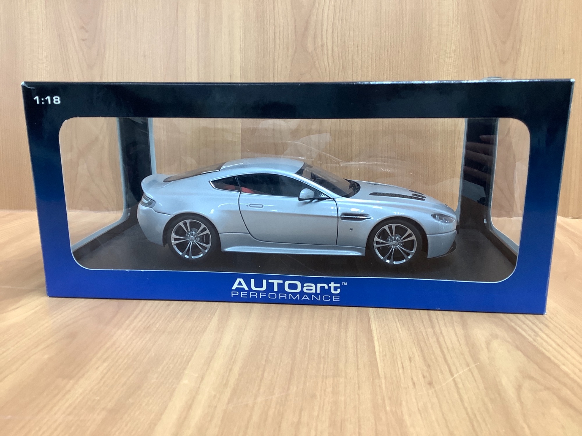 AUTOart（オートアート）Aston Martin V12 Vantage（アストン