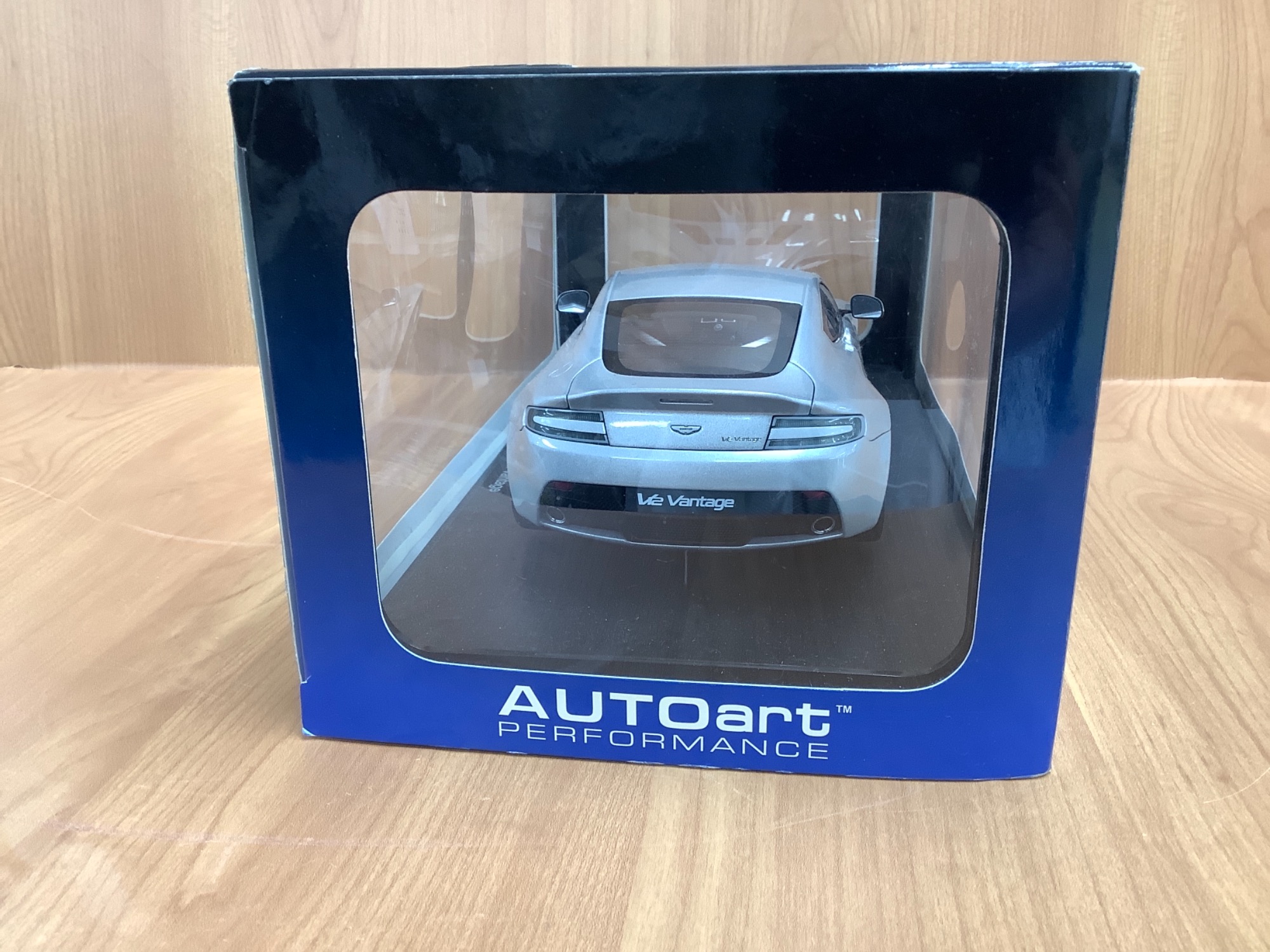 AUTOart（オートアート）Aston Martin V12 Vantage（アストン