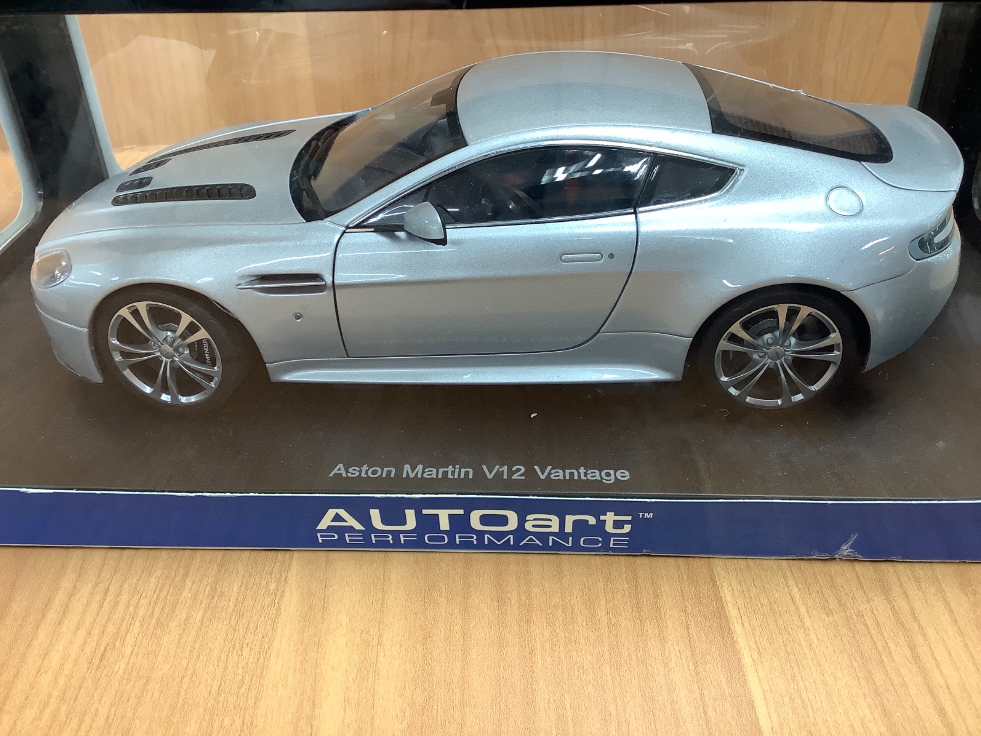 ミニカー 1/18 AUTOart ASTON MARTIN V12 Vantage オートアート コンポジット 1/18 アストンマーティン V12 ヴァンテージ