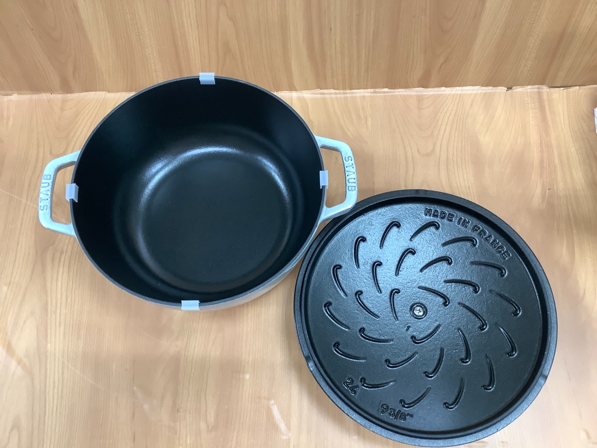 貴重な限定品!!】STAUB(ストウブ) のココット スノーフレーク 貴重な限定品!!】STAUB(ストウブ) のココット スノーフレーク