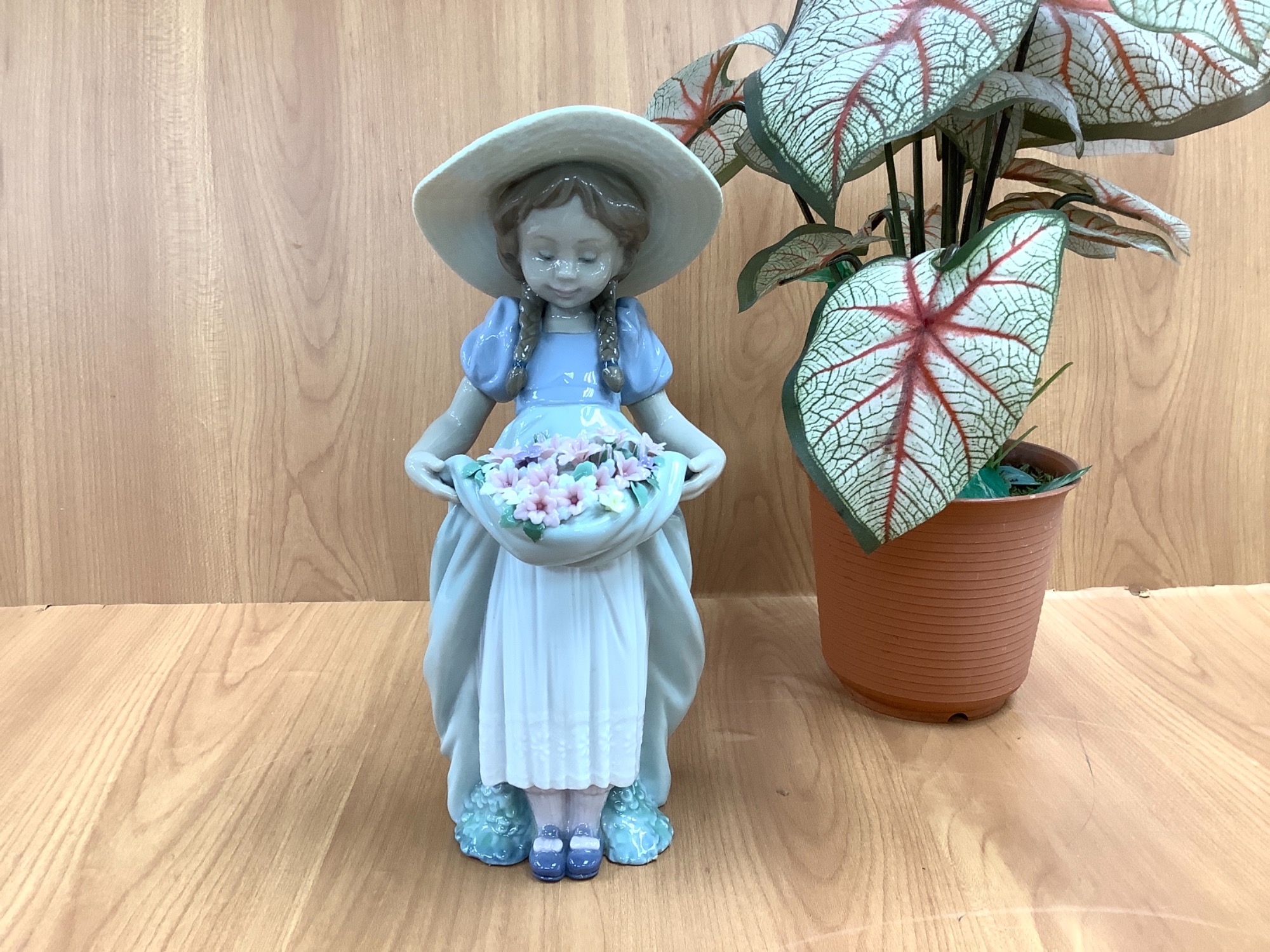 LLADRO（リヤドロ）のフィギュリン【たくさん摘めたよ】 が買取入荷