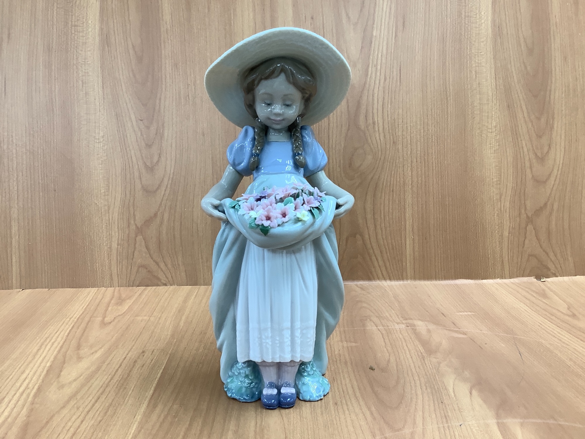LLADRO（リヤドロ）のフィギュリン【たくさん摘めたよ】 が買取入荷