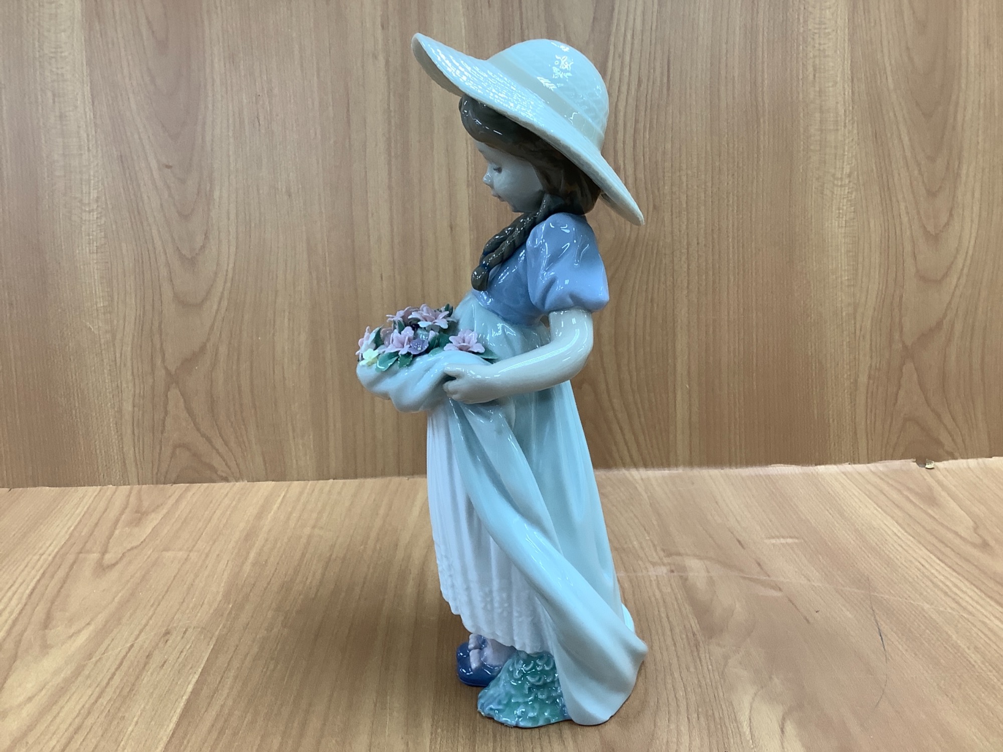 LLADRO（リヤドロ）のフィギュリン【たくさん摘めたよ】 が買取入荷