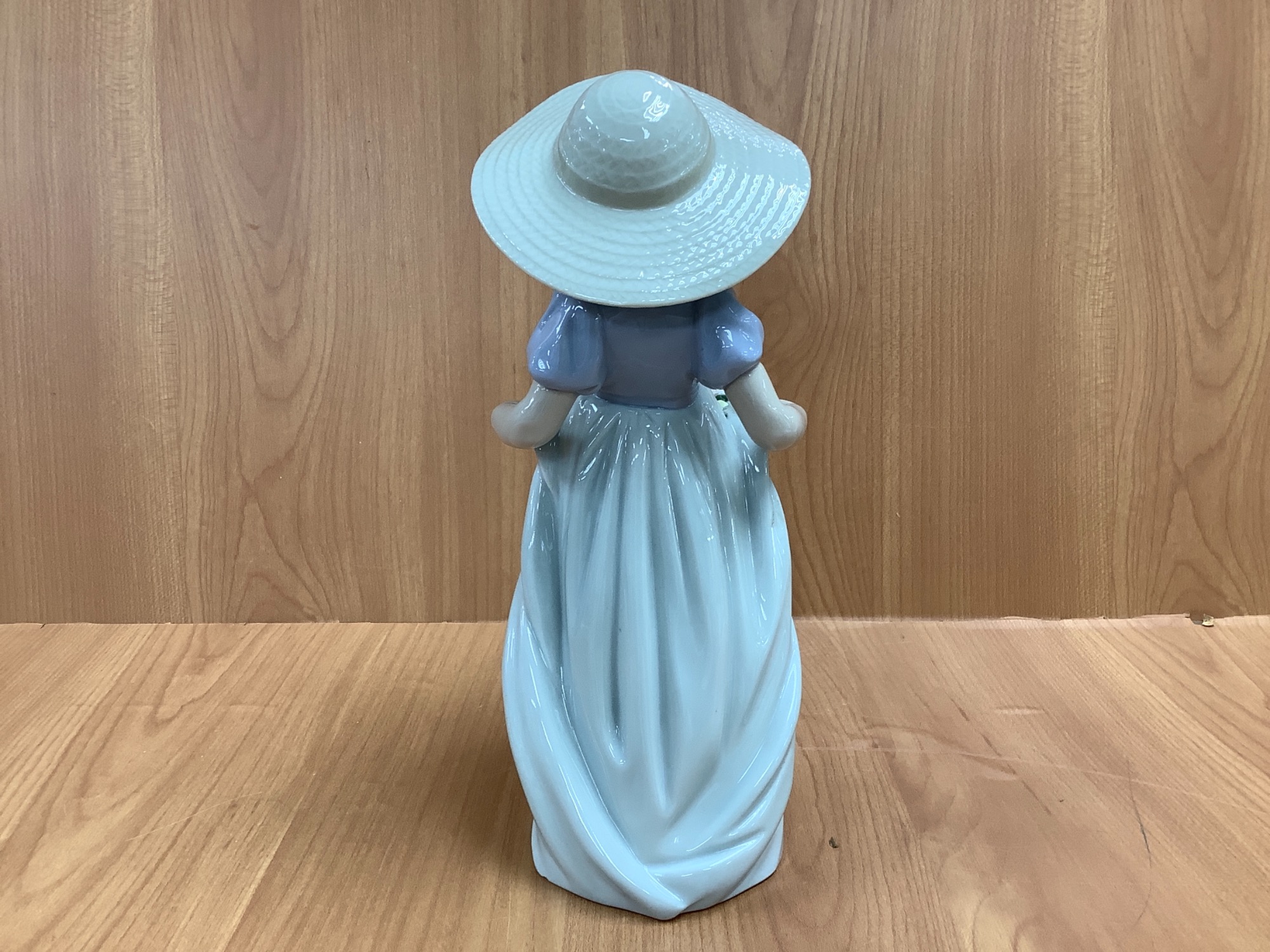 LLADRO（リヤドロ）のフィギュリン【たくさん摘めたよ】 が買取入荷