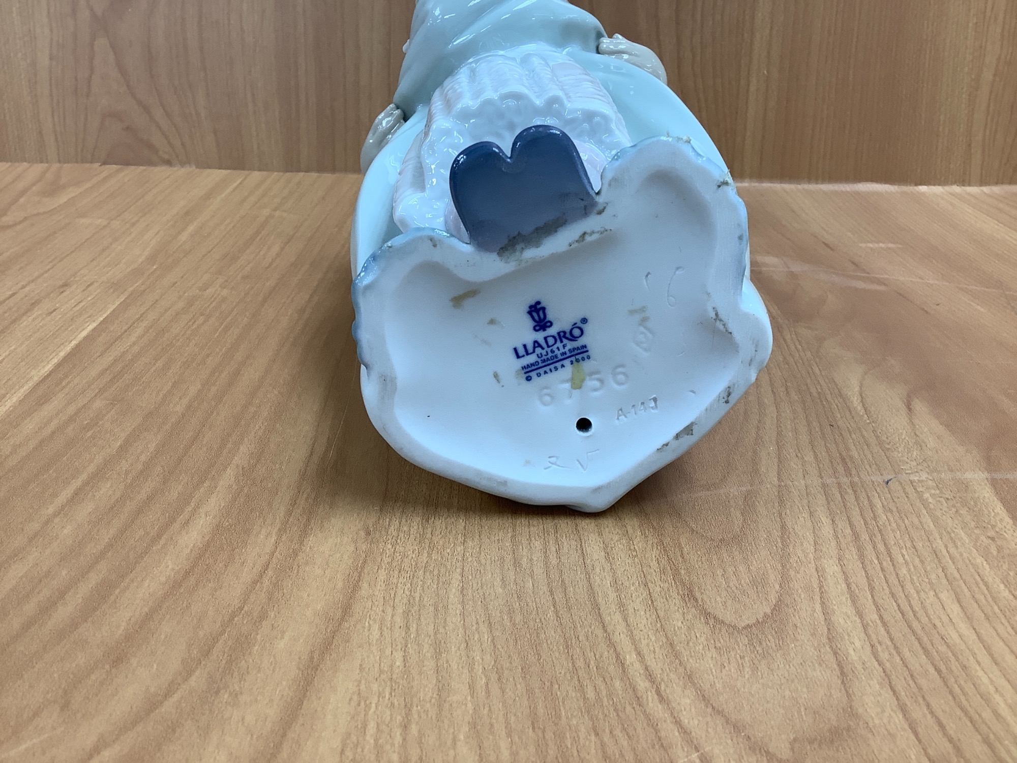 LLADRO（リヤドロ）のフィギュリン【たくさん摘めたよ】 が買取入荷