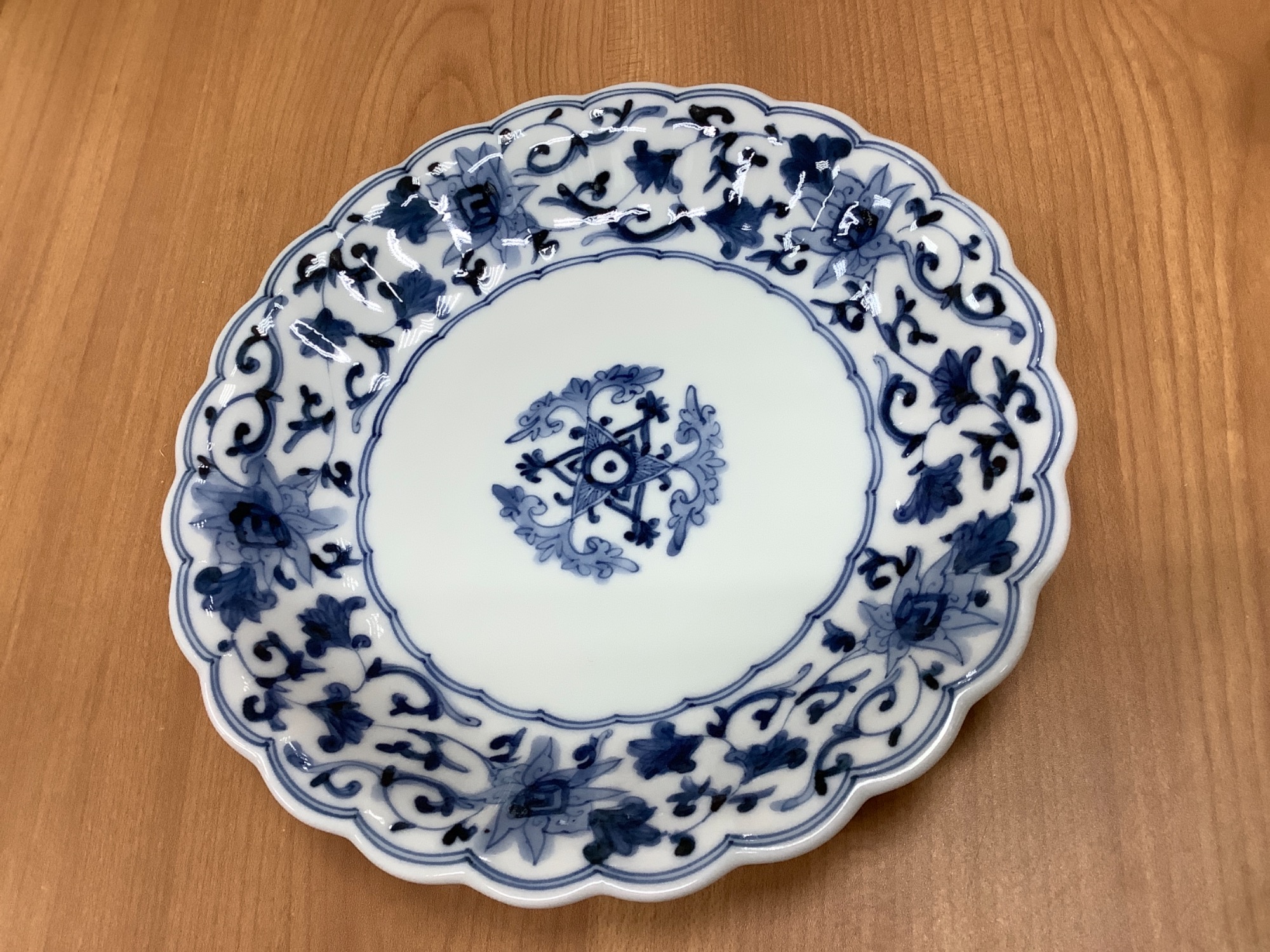 九谷焼八角形の青花模様皿 牡丹唐草盛り皿約27cm 山本長左作 買うなら