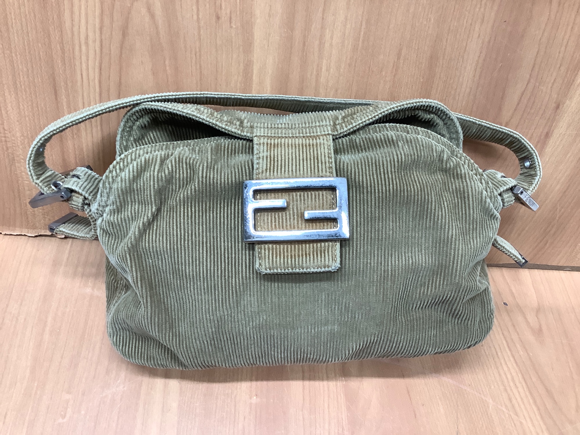 Fendi コーデュロイ ショルダーバッグ フェンディ希少 コーデュロイ ショルダーバッグ ブラウン 美品
