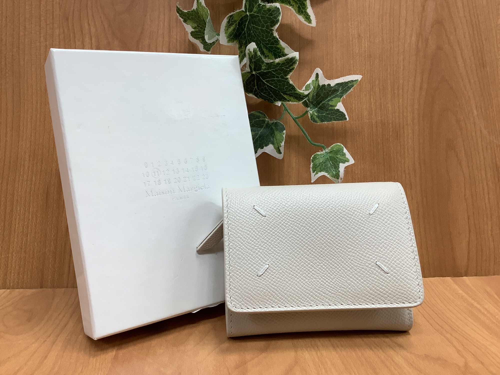 新品 メゾン マルジェラ 三つ折り 財布 グレージュ ハワイ限定 50点限定