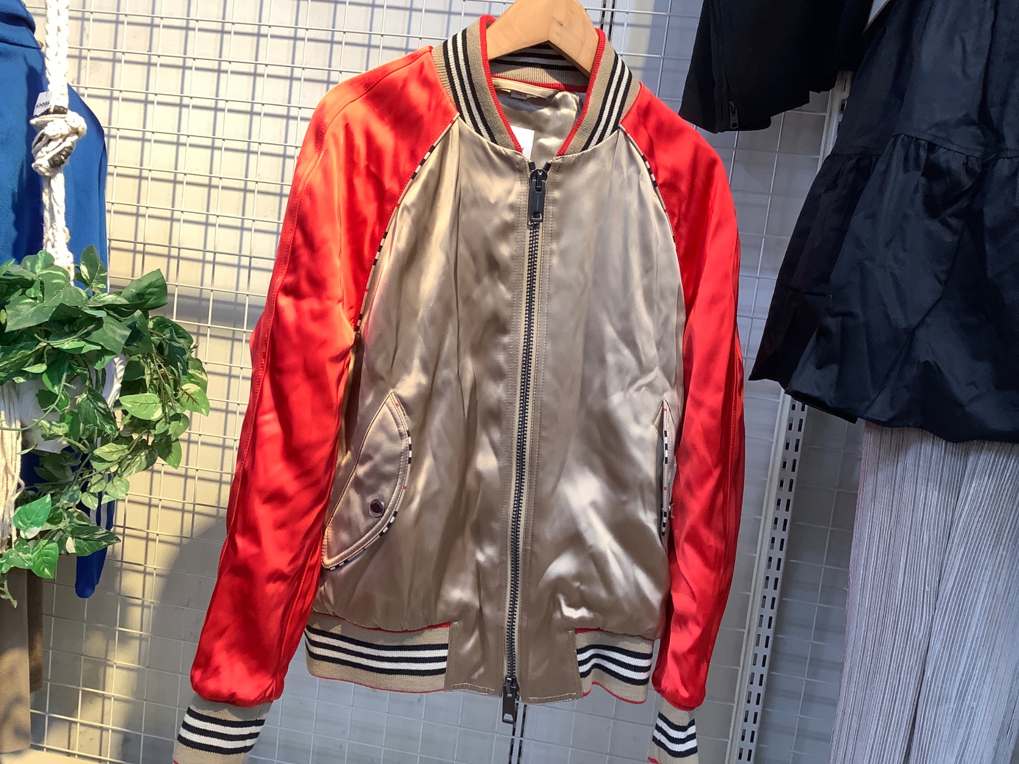 BURBERRY スタジャン 赤 レア BURBERRY スタジャン 赤 レア 2025年最新】burberry スタジャンの人気