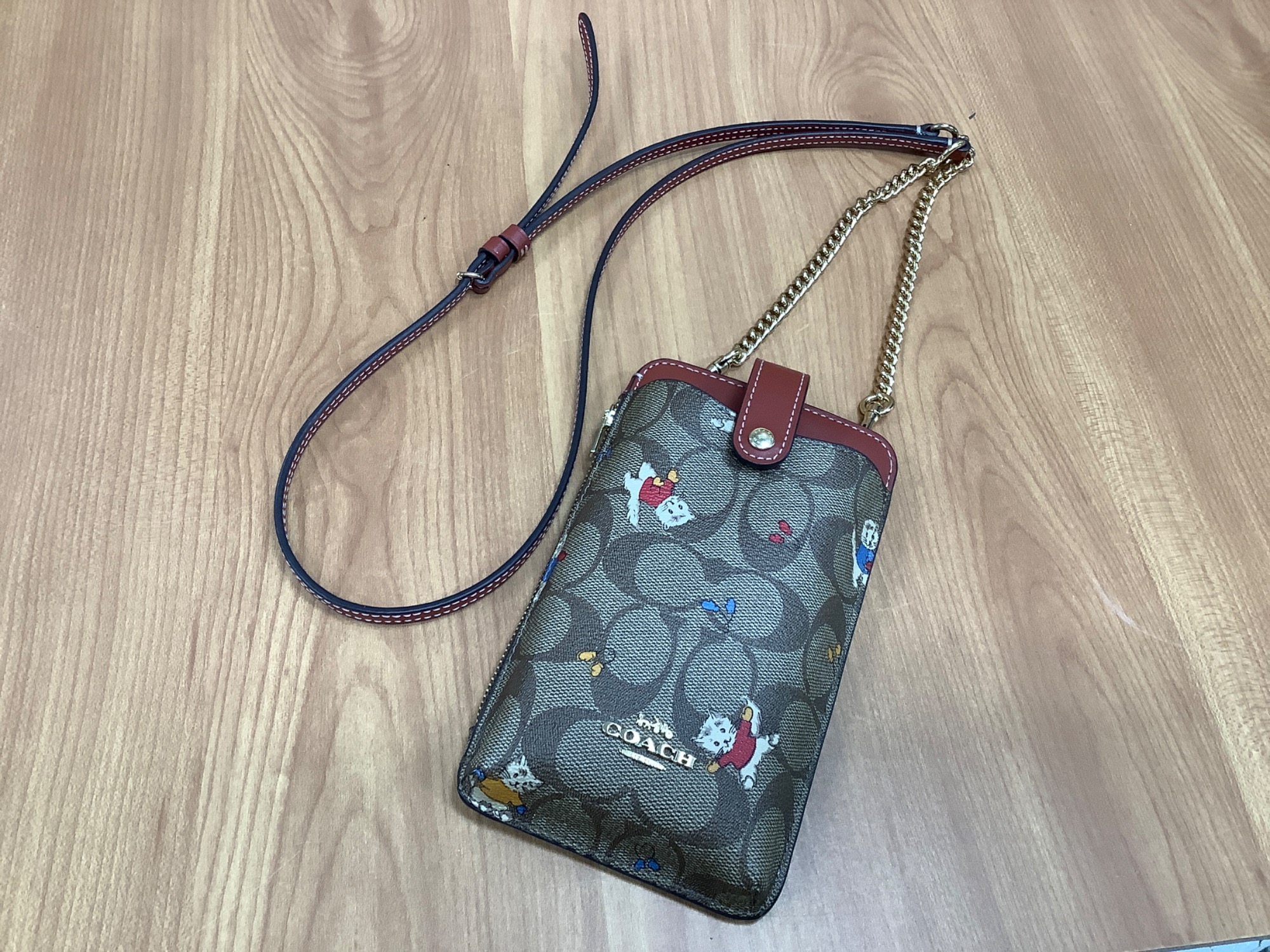 猫ちゃん柄に癒される♪】COACH（コーチ）より スマホショルダー