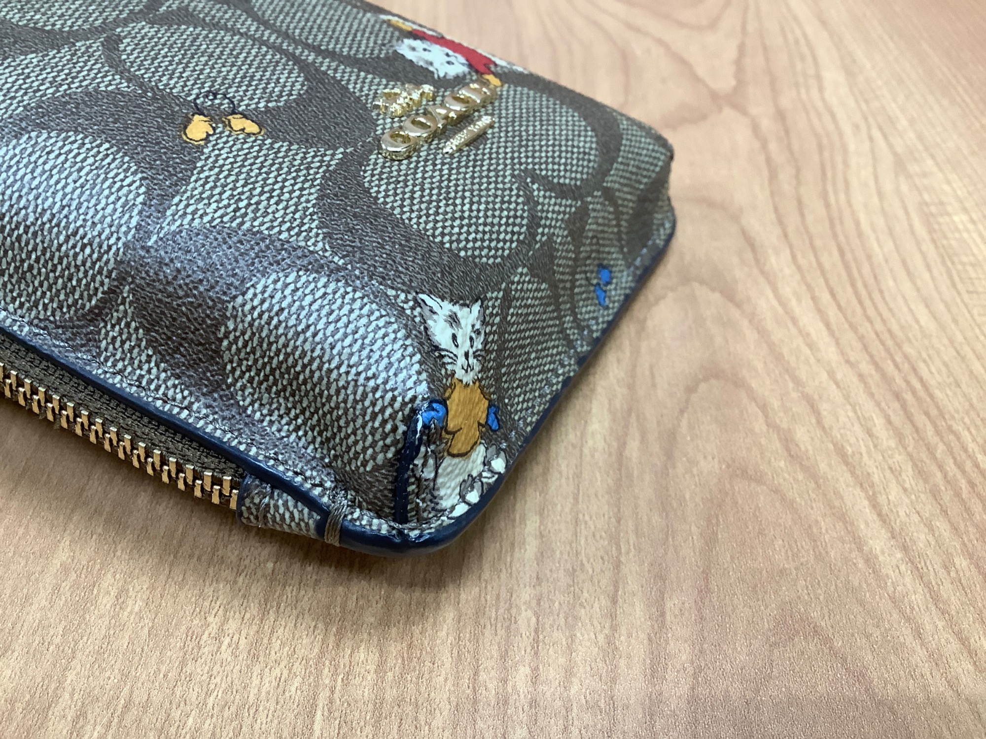 猫ちゃん柄に癒される♪】COACH（コーチ）より スマホショルダー