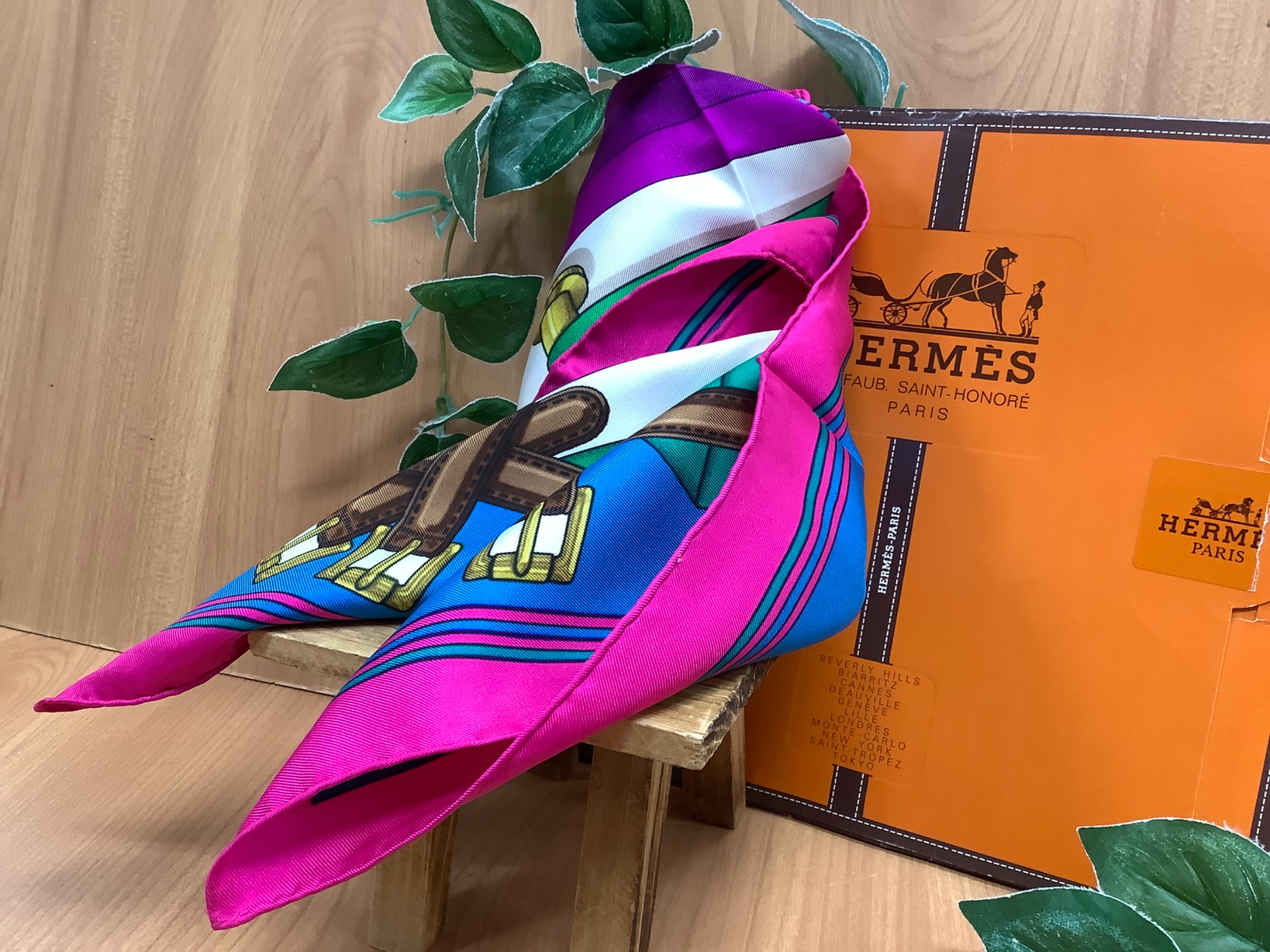 新入荷紹介！！】Hermès（エルメス）スカーフ カレ90 Ies SANGLES が
