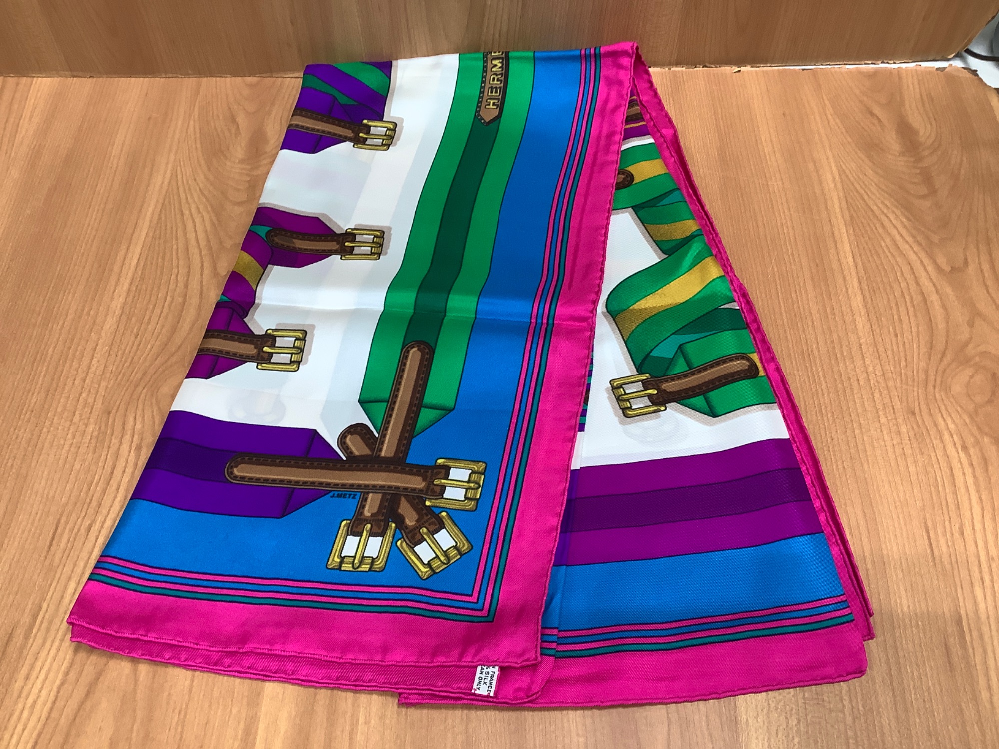 新入荷紹介！！】Hermès（エルメス）スカーフ カレ90 Ies SANGLES が