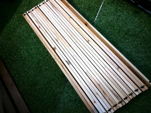 キャンプ用品のテーブル