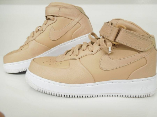 スニーカーのナイキ（NIKE）