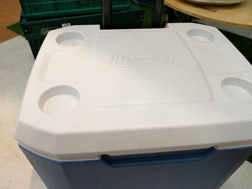 キャンプ用品のクーラーボックス