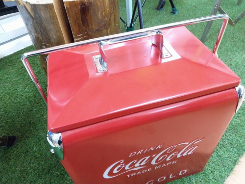 キャンプ用品のクーラーボックス