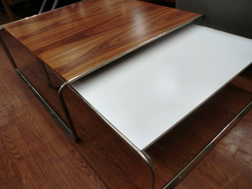 家具のテーブル