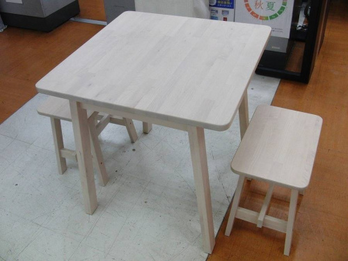 家具のテーブル