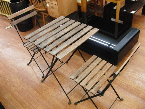 家具のテーブル