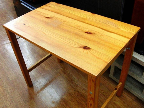 家具のテーブル