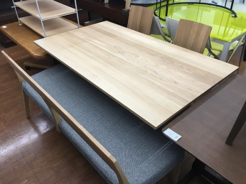 生活家具のテーブル
