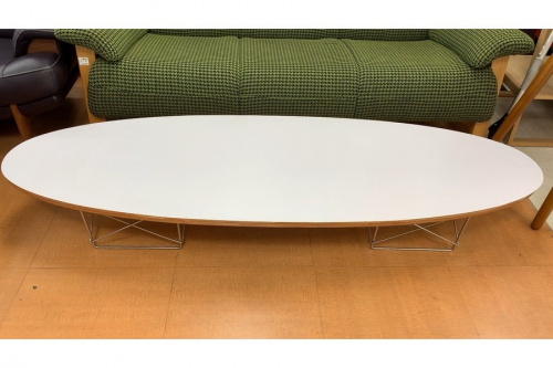 家具のテーブル