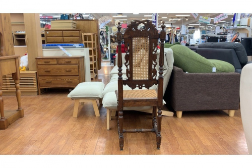 ダイニングチェアーの彫刻