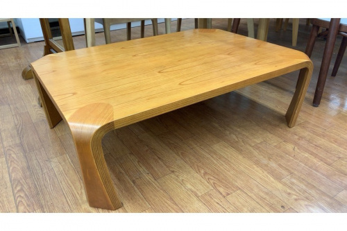 家具のテーブル