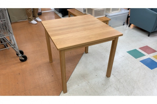 家具のテーブル