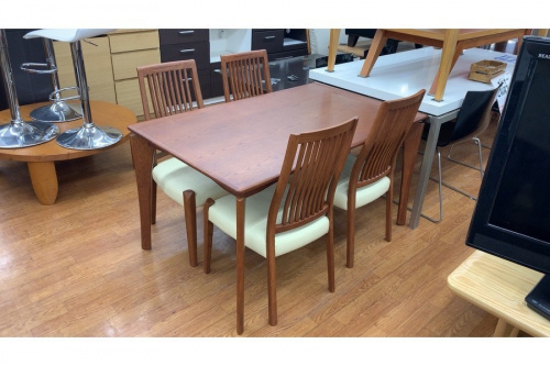 生活家具のテーブル