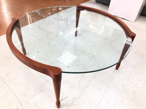 生活家具のテーブル