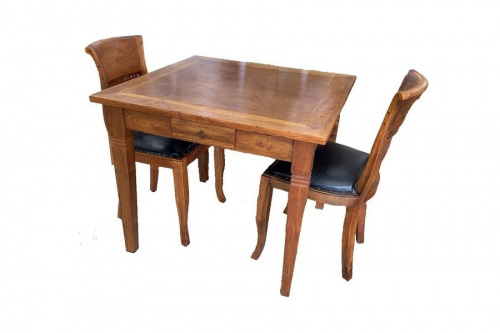 生活家具のテーブル