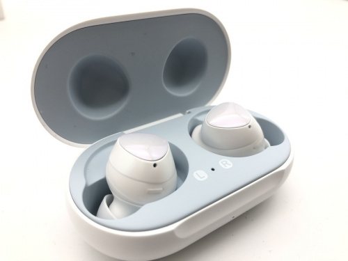 ヘッドホンの左右分離型イヤホン