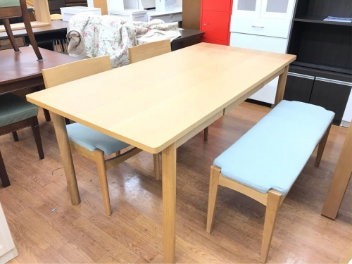 キッチン家具のダイニングテーブル