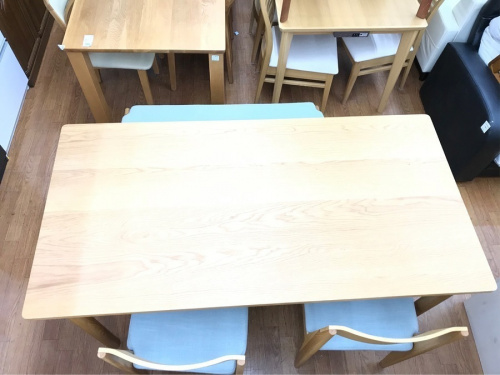 ダイニングテーブルの天然木タモ無垢材