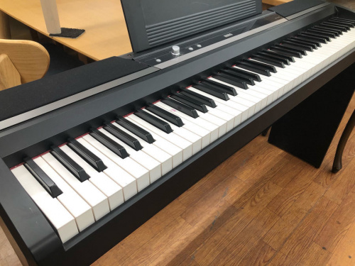 電子ピアノの　KORG
