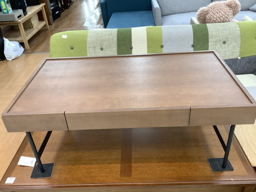 家具のテーブル