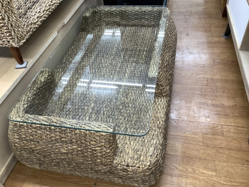 家具のテーブル