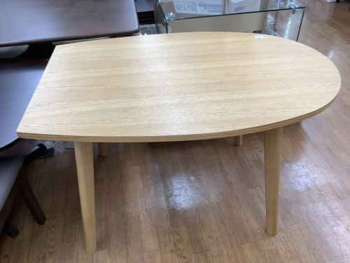 家具のテーブル