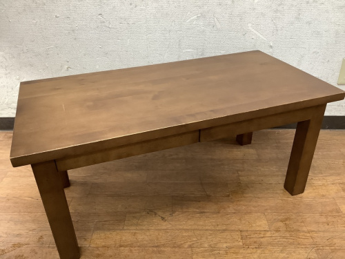 家具のテーブル