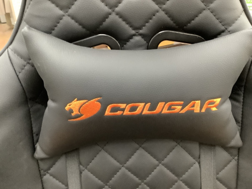 ゲーミングチェアのCougar