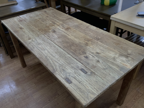 家具のテーブル