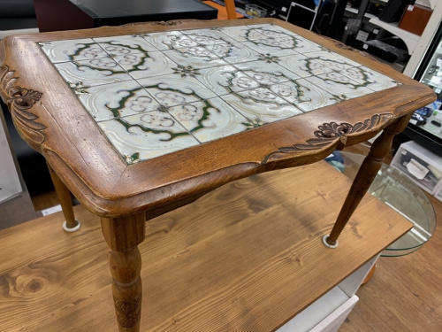 家具のテーブル