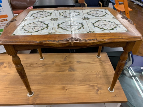 テーブルのアンティーク調