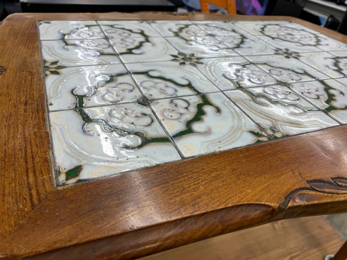 アンティーク調のタイルトップ